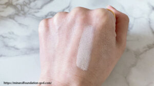 オンリーミネラル薬用ホワイトニングファンデーション,ライトオークル,手に出した色味